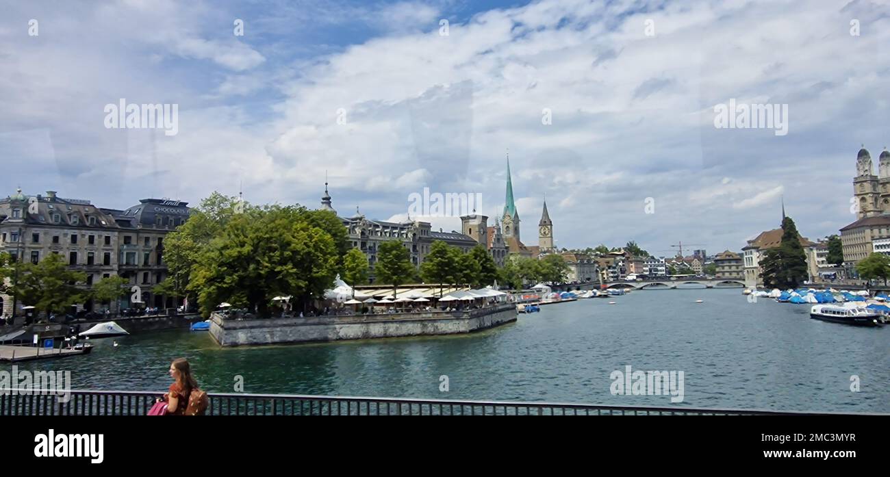 Ein wunderschöner Blick auf den Fluss und die Architektur der Stadt Zürich unter bewölktem Himmel in der Schweiz Stockfoto