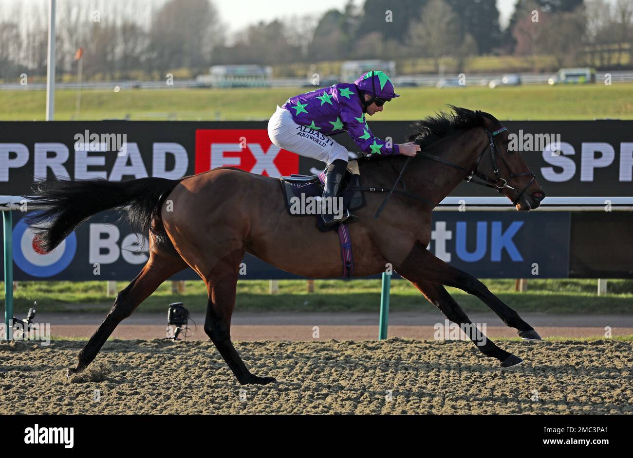 Alle King's Men Ridted by Ryan Moore gewinnen den Spreadex Sports und erhalten 40 in Bonuses Handicap auf der Rennbahn Lingfield Park. Foto: Samstag, 21. Januar 2023. Stockfoto