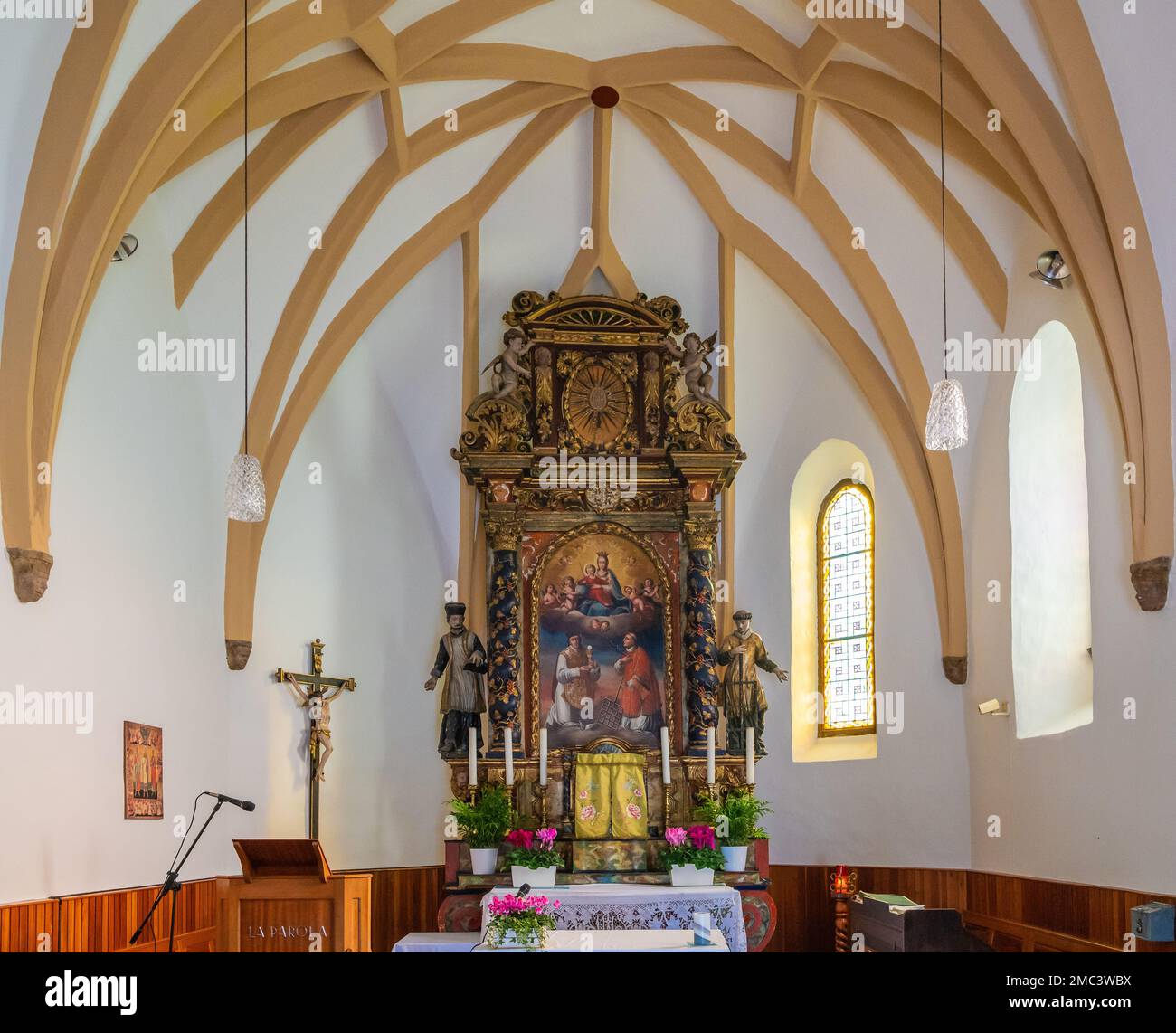 Das Innere der Kirche St. Valentine, Vasio (Borgo d'Anaunia), Trentino Alto Adige, Norditalien: Die Kirche stammt wahrscheinlich aus dem 15. Jahrhundert. Stockfoto
