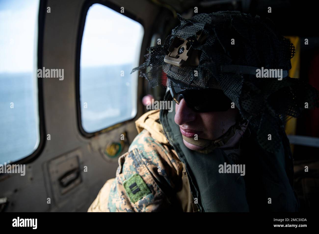 USA Navy LT. Steven Azzam, ein medizinischer Offizier mit 3D Bataillonen, 2D Marines, führt während der Übung Shinka 22,1 am Combined Arms Training Center, Camp Fuji, Japan, am 24. Juni 2022 eine Evakuierungsübung durch. Shinka ist ein Beispiel für ein gemeinsames Engagement für eine realistische Ausbildung, die tödliche, einsatzbereite und anpassungsfähige Kräfte hervorbringt, die in der Lage sind, dezentralisierte Operationen über ein breites Spektrum von Missionen hinweg durchzuführen. 3/2 wird im Indo-Pazifik unter 4. Marines, 3D. Division im Rahmen des Unit Deployment Program eingesetzt. Stockfoto