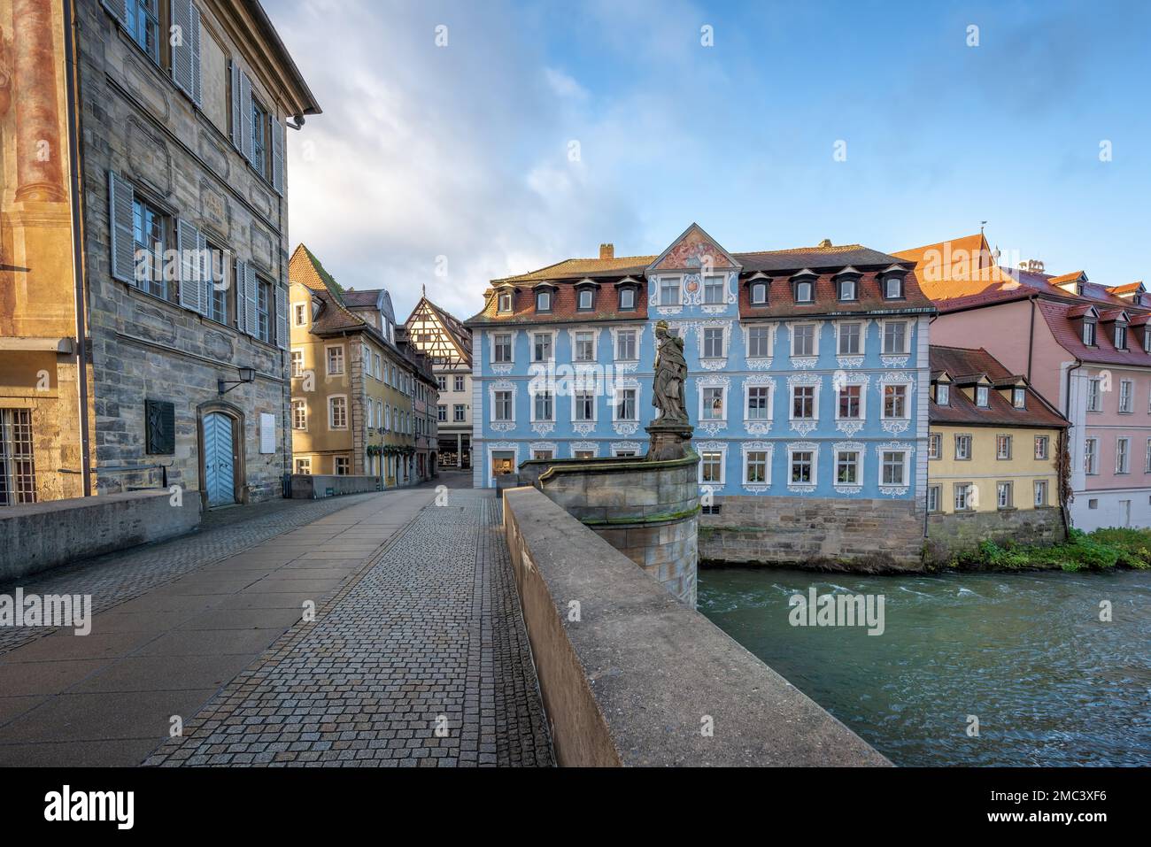 Kaiserin Cunigunde Statue und Heller Haus an der unteren Brücke (untere Brucke) - Bamberg, Bayern, Deutschland Stockfoto