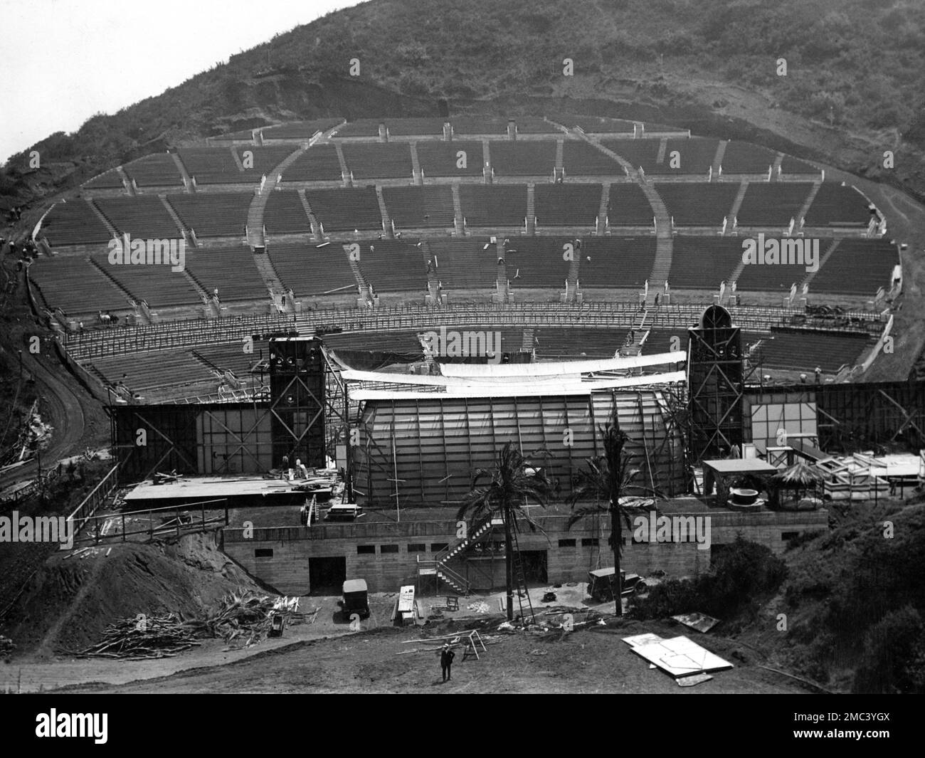 Bau der originalen und kurzlebigen Bandmuschel der HOLLYWOOD BOWL in Daisy Dell, Bolton Canyon in den Hollywood Hills, Los Angeles kurz vor ihrer Eröffnung im Juni 1926 nach der Rekonstruktion als Freiluftmusikzentrum Stockfoto