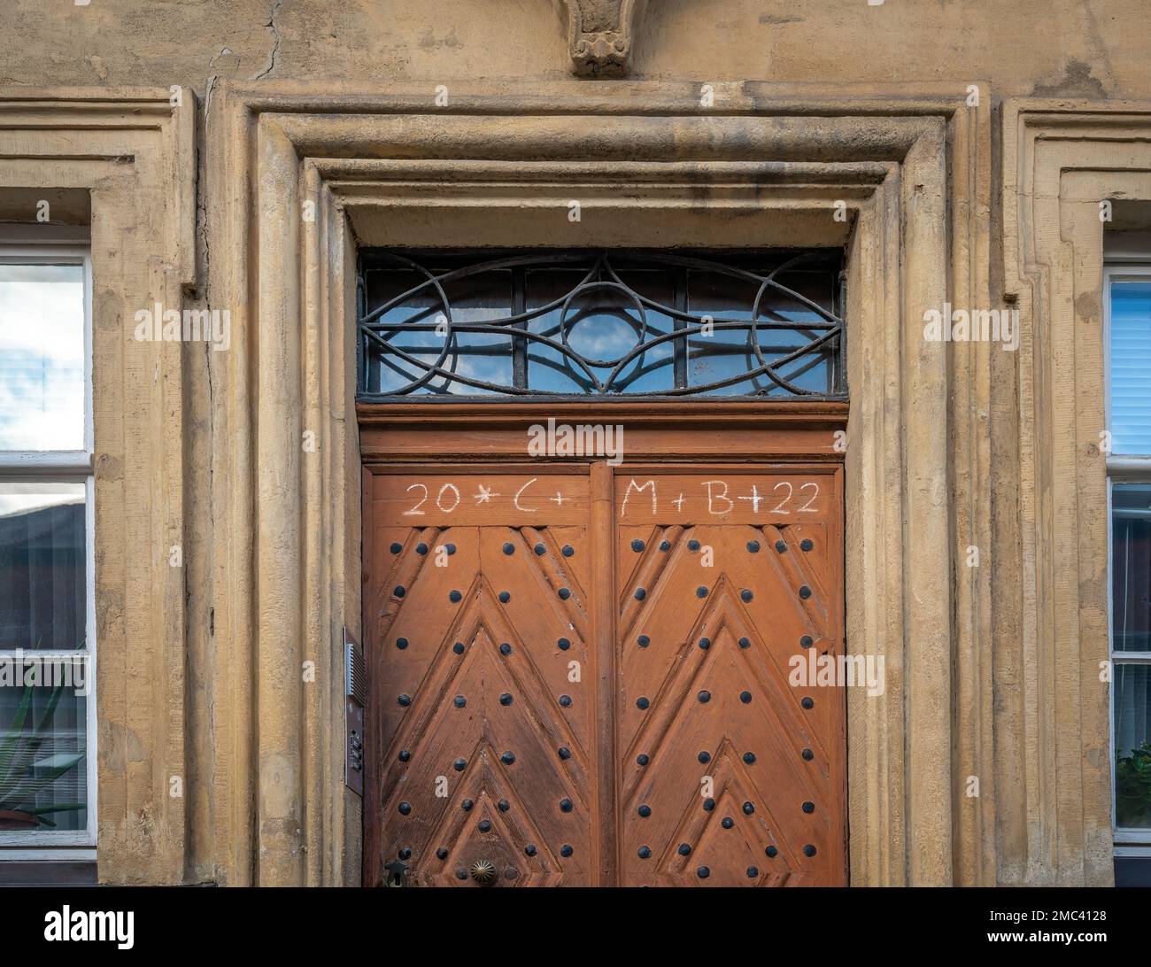 Old Door mit Kreideaufschrift für Chalking the Door Epiphany traditioneller Segen Stockfoto