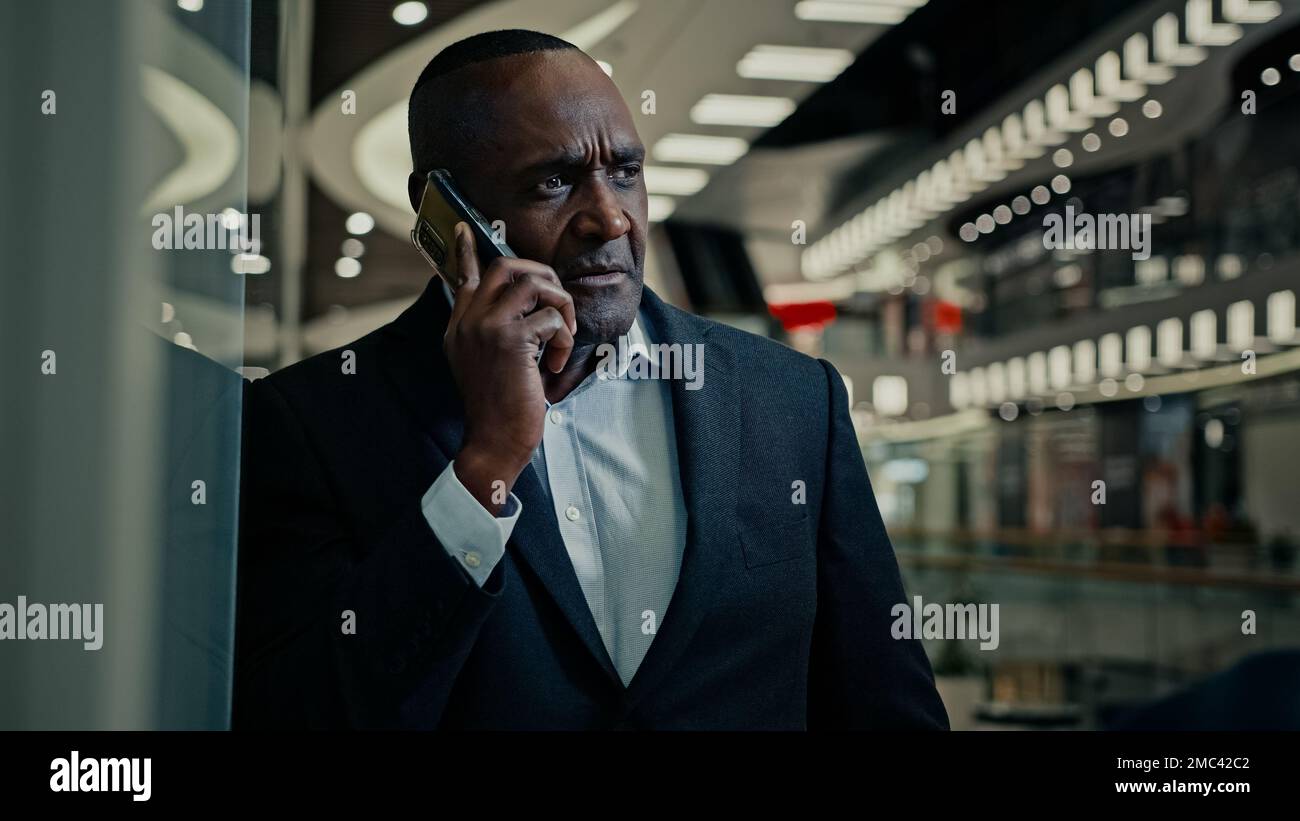 Afroamerikanischer Erwachsener Mann Chef Firmenchef Unternehmer Geschäftsmann telefoniert Telefonanruf ernste Gespräche Finanzberater Broker Stockfoto