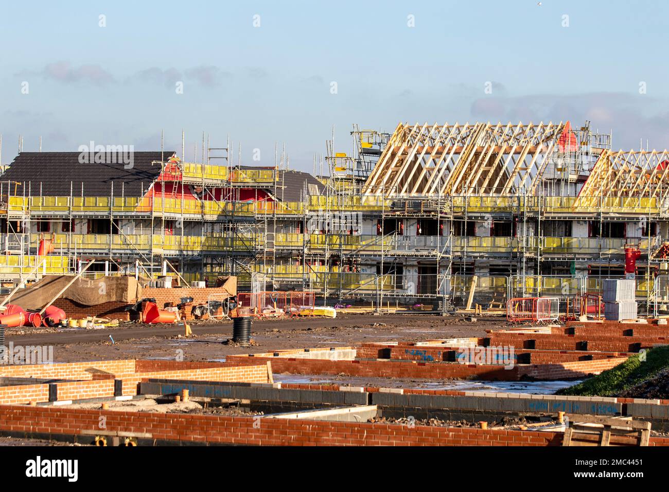 Keepmoat Homes Immobilienentwickler, eine Entwicklungsstätte in Chorley. Bauarbeiter beginnen mit dem Bau dieses großen neuen Wohnsitzes. Klober Permo Air Open Underlay Dachentlüftungsfilz, Dächer Holzlatten Dormer, Ridge Brett, Sparren und Dormer Konstruktion, Dachträger, Wangenfaszienbrett Holzbretter Soffit Rahmen und Verkleidungen Apex Dachhölzer. Dachdachdachhaus auf grünem Grundstück. Keepmoat Farington Mews Development, Großbritannien Stockfoto