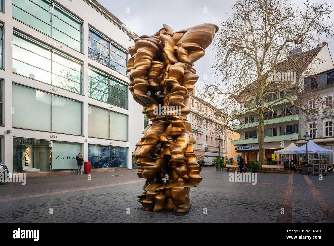 Mittlere durchschnittliche Skulptur von Tony Cragg, 2014 am Remigiusplatz Bonn Stockfoto