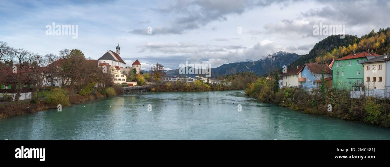 Panoramablick auf den Lech mit Franziskanerkloster und Kirche - Füssen, Bayern, Deutschland Stockfoto