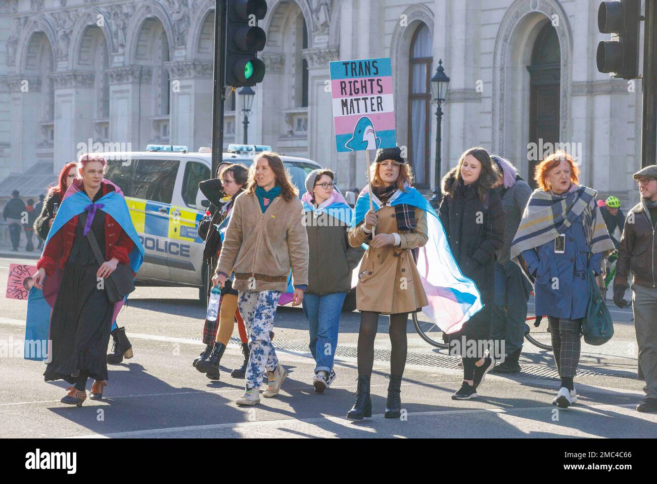 London, Großbritannien. 21. Januar 2023. Trans Rights-Anhänger versammeln sich gegenüber der Downing Street, um zu protestieren. Sie demonstrieren als Reaktion darauf, dass die Regierung des Vereinigten Königreichs eine Anordnung nach Section 35 auslöst, um Schottlands Reformen zur Anerkennung der Geschlechter zu blockieren. Kredit: Mark Thomas/Alamy Live News Stockfoto