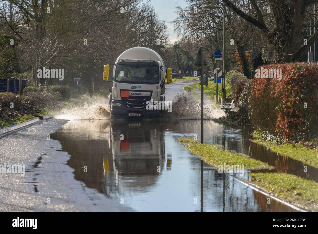 LKW fahren durch Flutwasser, Hampshire, England, UK, Januar, 2023 Stockfoto
