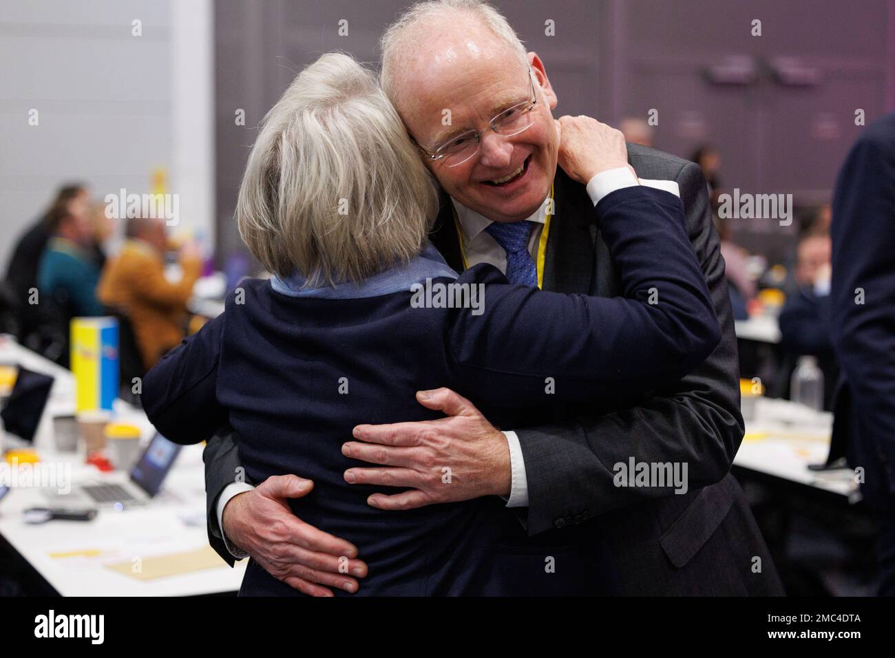 Bielefeld, Deutschland. 21. Januar 2023. Michael Terwiesche ist erfreut, als er auf der Parteikonferenz der FDP Nordrhein-Westfalen zum neuen stellvertretenden Staatsvorsitzenden gewählt wurde. Die Wahl erfolgte durch Auslosung nach zwei unentschieden abgeschlossenen Wahlrunden. Die FDP hatte ihr Ergebnis bei den Staatswahlen von 2022 auf 5,9 Prozent halbiert und die Beteiligung der Regierung verloren. Kredit: Friso Gentsch/dpa/Alamy Live News Stockfoto