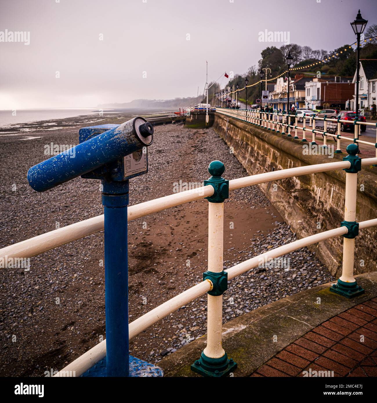 ViewPoint-Teleskop in Penarth mit Blick auf das Meer (insbesondere den Bristol-Kanal). Wintermorgen. Seaside Esplanade. Mit Blick auf nichts. Stockfoto