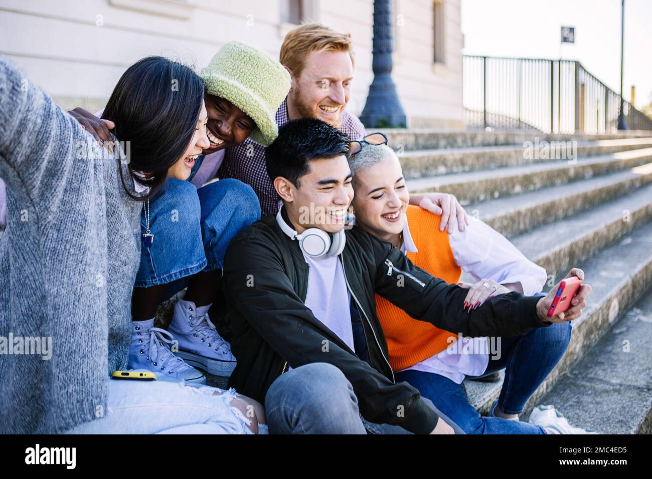 Freunde von Studierenden, die Medieninhalte in der Social-Media-App teilen Stockfoto