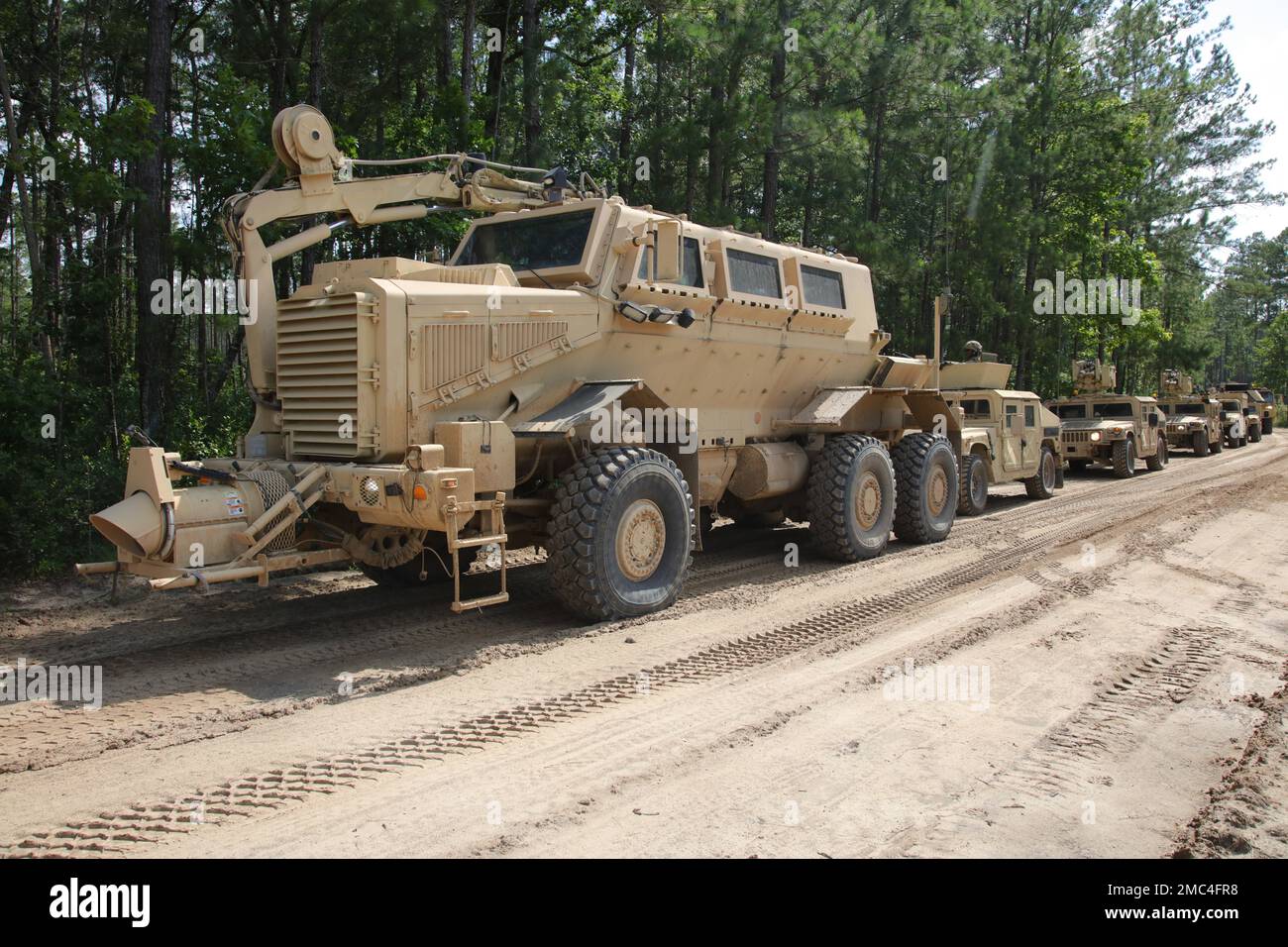 Soldaten der Georgia Army National Guard, die dem 177. Brigadeingenieurbataillon zugeteilt sind, führen am 24. Juni 2022 während einer Exportable Combat Training Capability (XCTC) Übung in Fort Stewart, Georgia, eine Routenlöschung durch Stockfoto