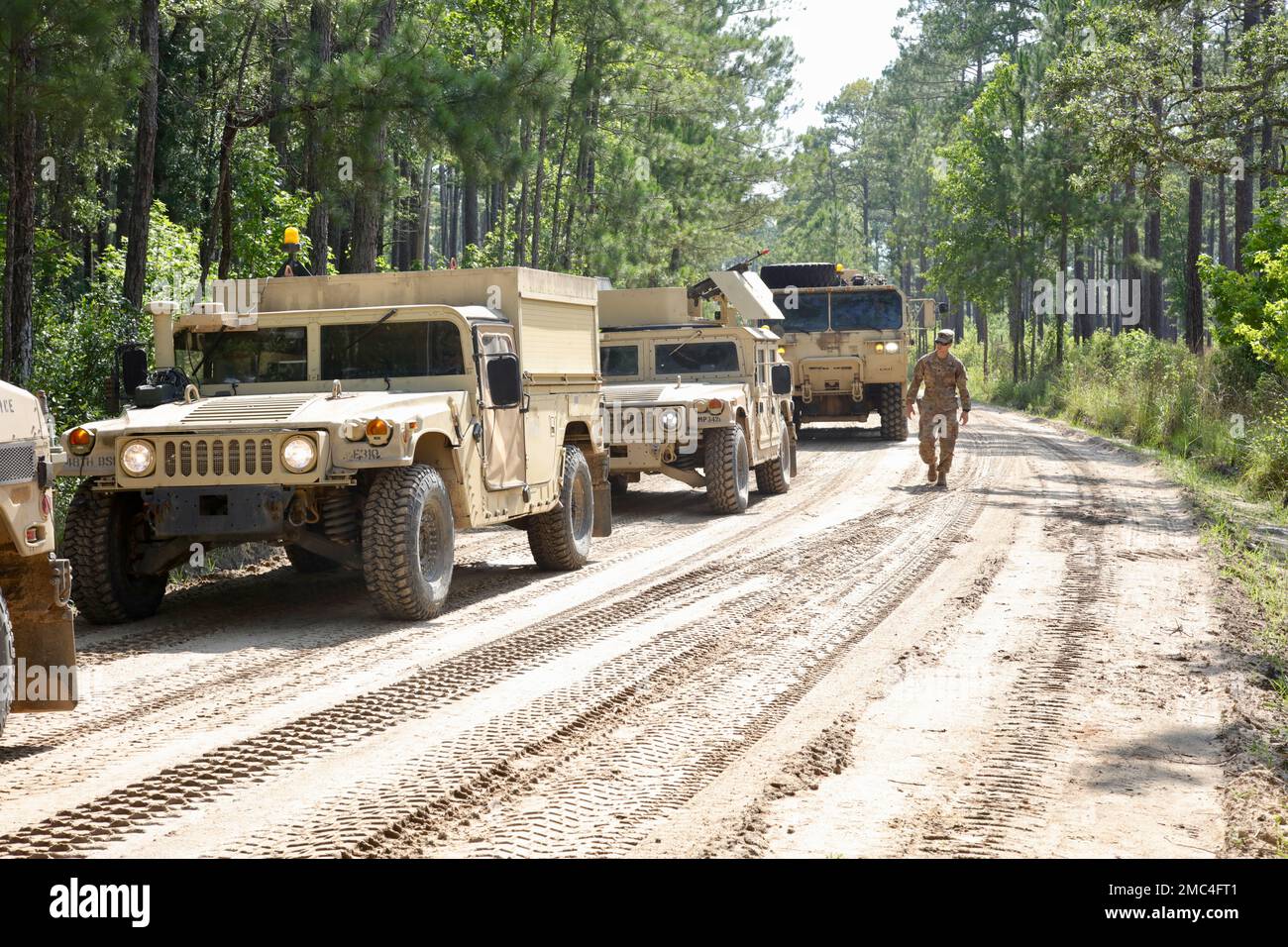 Soldaten der Georgia Army National Guard, die dem 177. Brigadeingenieurbataillon zugeteilt sind, führen am 24. Juni 2022 während einer Exportable Combat Training Capability (XCTC) Übung in Fort Stewart, Georgia, eine Routenlöschung durch Stockfoto