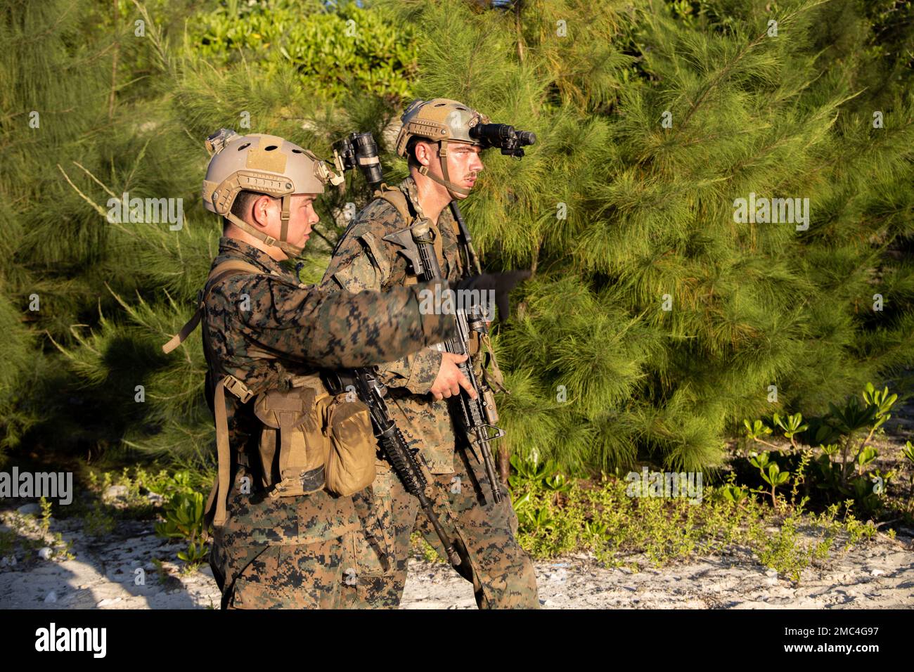 USA Marines, die der 31. Marineexpeditionstruppe zugeteilt sind, patrouillieren während einer Persistenzübung (PERSISTEX) in Okinawa, Japan, am 24. Juni 2022. Der Zweck der Schulung bestand darin, die Fähigkeiten der erweiterten Expeditionsbasis zu verfeinern und zu verbessern und den verteilten Betrieb zu üben. Die MEU von 31., die einzige fortlaufend nach vorn verlegte MEU des Marine Corps, bietet eine flexible und tödliche Truppe, die bereit ist, als führende Krisenreaktionstruppe in der Region Indo-Pazifik ein breites Spektrum militärischer Operationen durchzuführen. Stockfoto