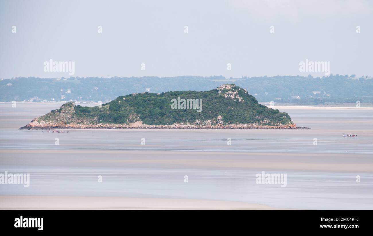 Tdal Tombelaine Island, Normandie, aus Mont Saint-Michel, mit Spaziergängern am Gezeitenstrand Stockfoto
