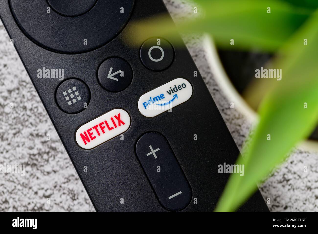 Antalya, Türkei - 17. Januar 2023: Die wichtigsten Videotasten von Netflix und Amazon auf der Smart TV-Fernbedienung Stockfoto