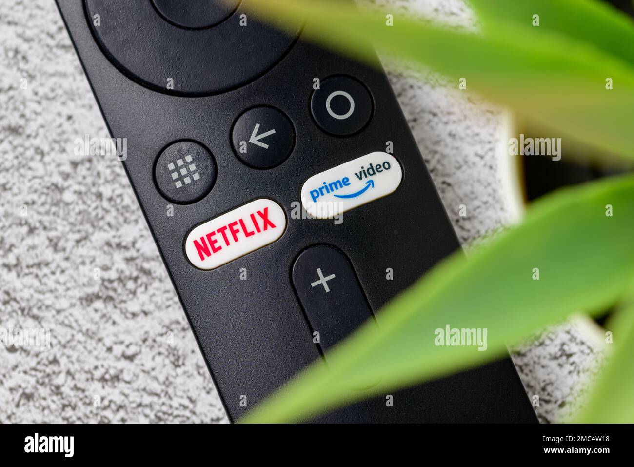 Antalya, Türkei - 17. Januar 2023: Die wichtigsten Videotasten von Netflix und Amazon auf der Smart TV-Fernbedienung Stockfoto