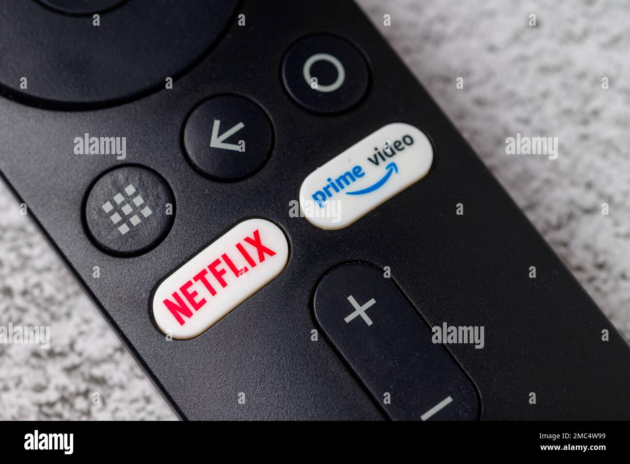 Antalya, Türkei - 17. Januar 2023: Die wichtigsten Videotasten von Netflix und Amazon auf der Smart TV-Fernbedienung Stockfoto