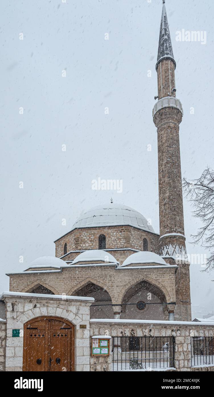 Bascarsija-Moschee unter dem ersten Schnee des Jahres Stockfoto