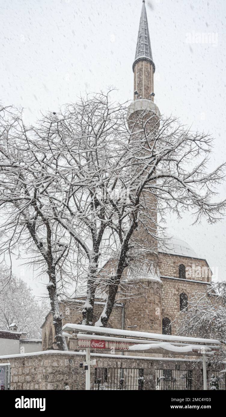 Bascarsija-Moschee unter dem ersten Schnee des Jahres Stockfoto