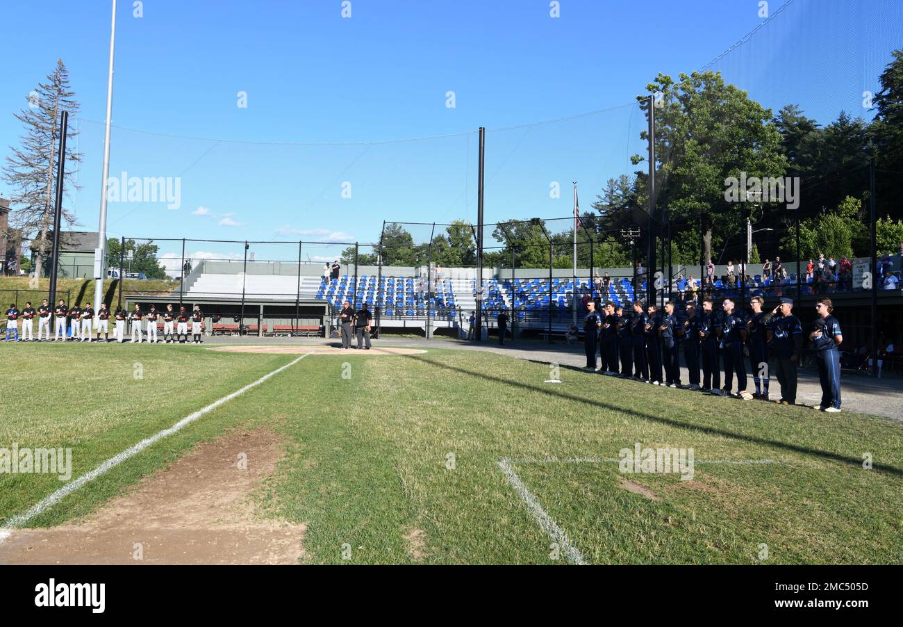 Das Westfield Starfire, ein College-Team der Sommerliga, veranstaltete am 24. Juni 2022 in Zusammenarbeit mit dem 104. Fighter Wing im Bullens Field in Westfield Massachusetts eine militärische Dankesnacht. Der Abend begann mit einer Verkäufermesse und Oberst David 'Moon' Halasi-Kun, 104FW Commander, warf den ersten Wurf des Spiels. Die Militärnacht setzt die Partnerschaft zwischen den Sternenfeuern und den 104FW fort. (US Air National Guard Fotos von Master Sgt. Lindsey S. Watson) Stockfoto