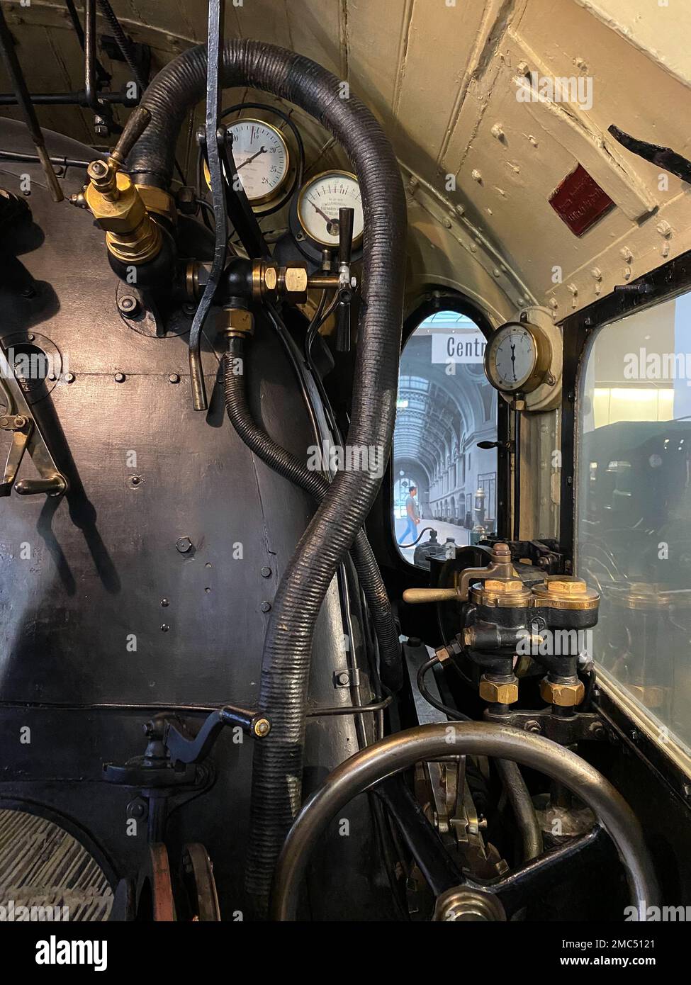 NÜRNBERG, DEUTSCHLAND - 30. OKTOBER 2022 - Blick aus der Fahrerkabine auf eine alte Dampflokomotive Stockfoto