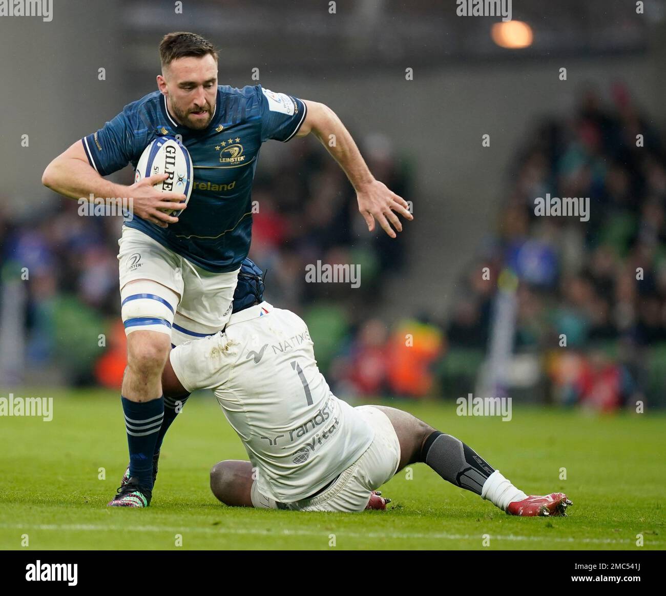 Jack Conan von Leinster und Eddy Ben Arous von Racing 92 während des Heineken Champions Cup-Spiels im Aviva Stadium in Dublin, Irland. Foto: Samstag, 21. Januar 2023. Stockfoto