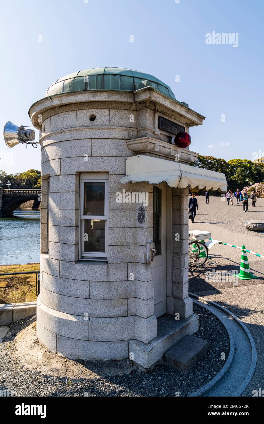 Tokio. Die Iwaida-machi Polizei, Sentry box in der äußeren Garten Der Imerial Palace. Runde Gebäude aus Stein mit grünem Dach führen. Stockfoto