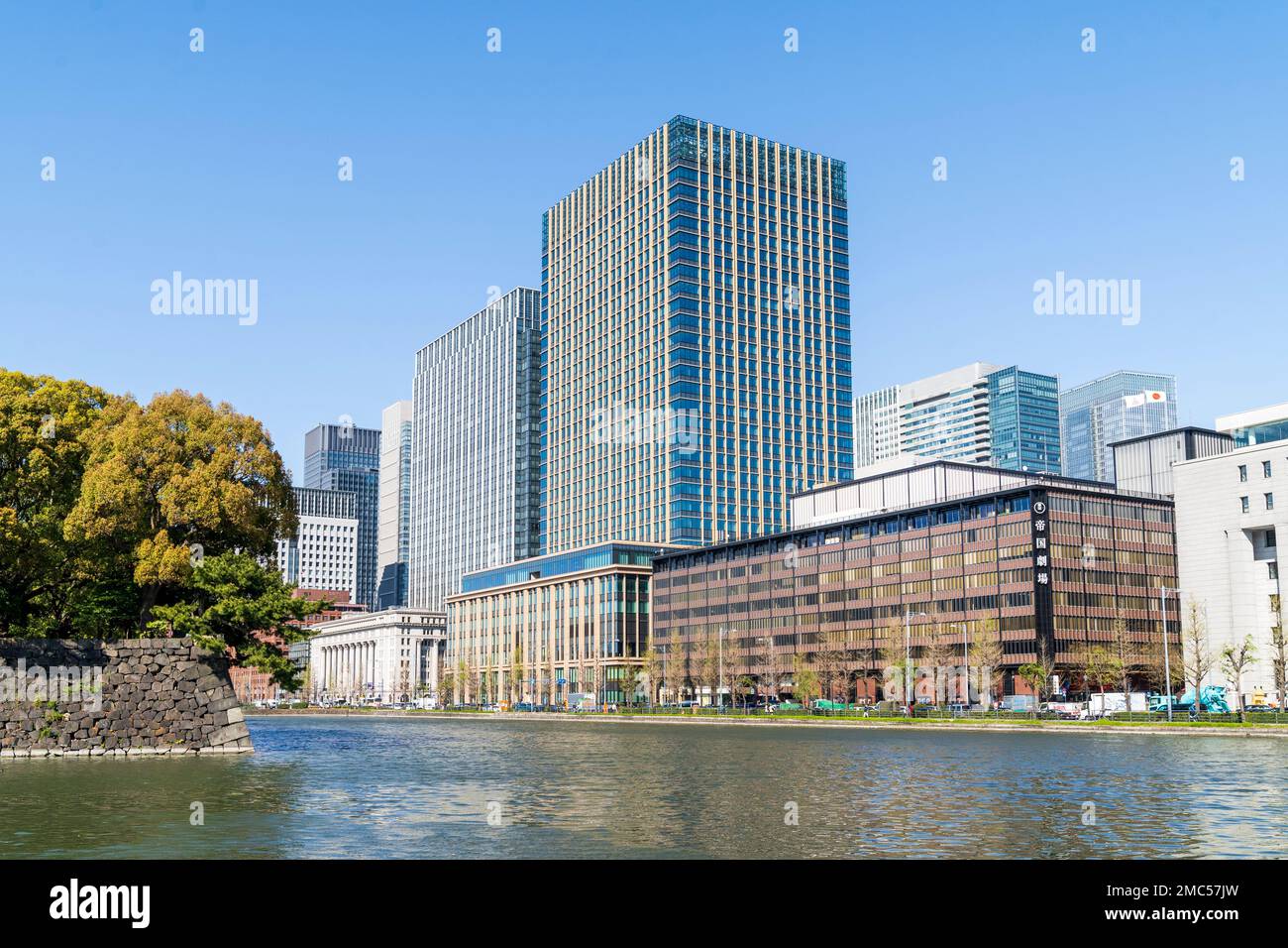 Eine Reihe von Büroblöcken entlang des Grabens des Kaiserpalastes in Tokio. Das Marunouchi New International Building und das Shin Tokyo Building und andere. Stockfoto