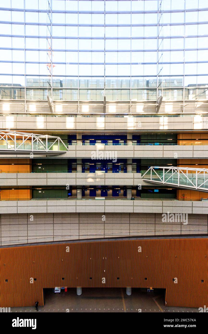 Im Inneren des International Forum Building in Tokio. Vier obere Etagen mit den sieben Aufzugstüren, die vom Fußweg auf der gegenüberliegenden Seite des Gebäudes aus zu sehen sind. Stockfoto