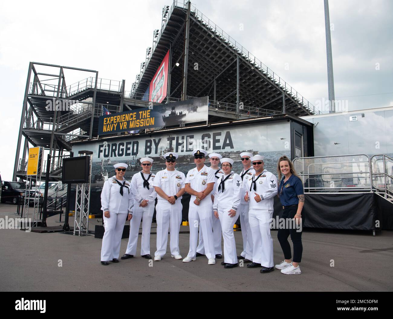 Navy Talent Acquisition Group (NTAG) Nashville-Matrosen posieren für ein Foto auf dem Nashville Superspeedway. Die USA Die Navy wird mehrere Ressourcen bereitstellen, wie z. B. einen Überflug vom Strike Fighter Squadron (VFA) 131, Fallschirmspringen von den Sprungfroschen der Navy und eine Virtual-Reality-Erfahrung, den Nimitz für das 3-tägige Event. Stockfoto