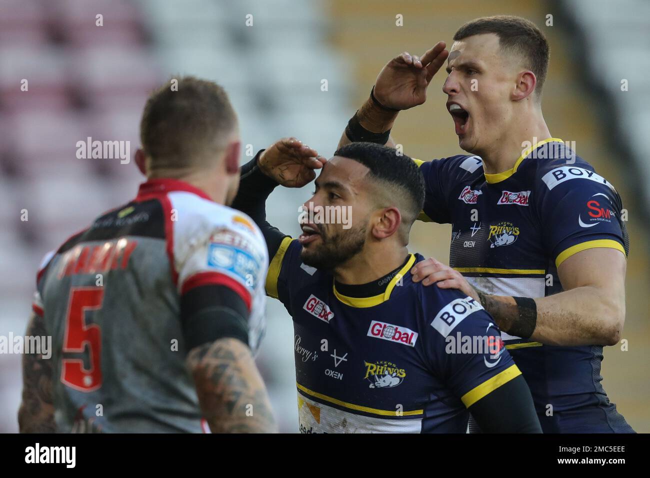 Leigh, Großbritannien. 21. Januar 2023. Kruise Leeming #9 von Leeds Rhinos feiert seinen Versuch und erzielt 8-10 Punkte während des Vorsaison-Spiels der Rugby League Leigh Centurions gegen Leeds Rhinos im Leigh Sports Village, Leigh, Großbritannien, 21. Januar 2023 (Foto von James Heaton/News Images) in Leigh, Großbritannien, am 1./21. Januar 2023. (Foto: James Heaton/News Images/Sipa USA) Guthaben: SIPA USA/Alamy Live News Stockfoto