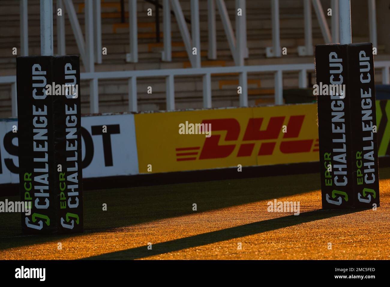 Die Sonne wirft einen Schatten auf die Postschützer vor dem Spiel des European Challenge Cup zwischen Newcastle Falcons und Connacht Rugby im Kingston Park, Newcastle, am Samstag, den 21. Januar 2023. (Kredit: Chris Lishman | MI News) Kredit: MI News & Sport /Alamy Live News Stockfoto