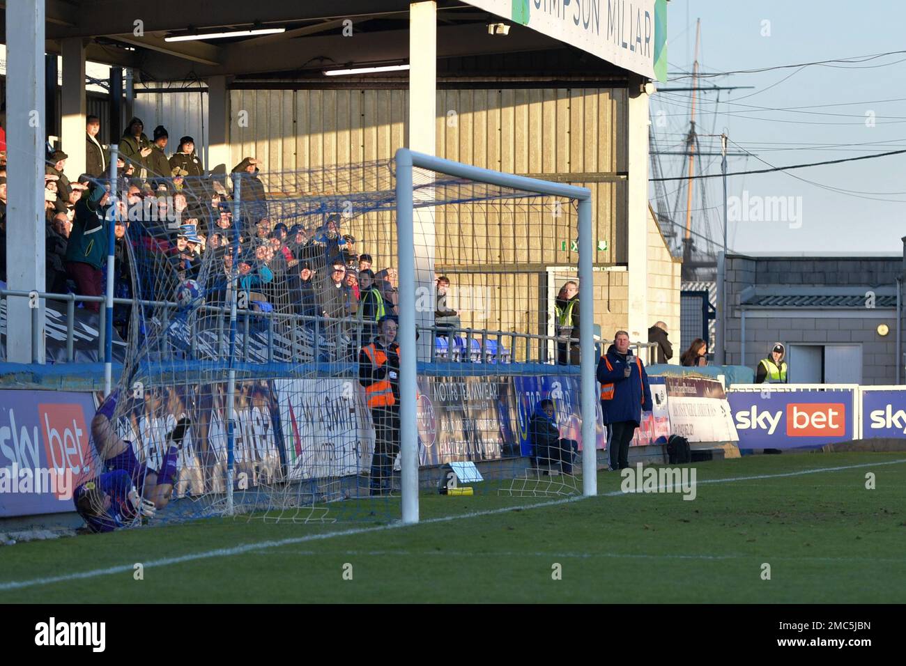 Hartlepool, Großbritannien. 21. Januar 2023. Der Besitzer von Rochdale landet im hinteren Teil des Netzes, während der Ball während des Spiels der Sky Bet League 2 zwischen Hartlepool United und Rochdale im Victoria Park, Hartlepool, am Samstag, den 21. Januar 2023, über die Bar geht. (Kredit: Scott Llewellyn | MI News) Kredit: MI News & Sport /Alamy Live News Stockfoto