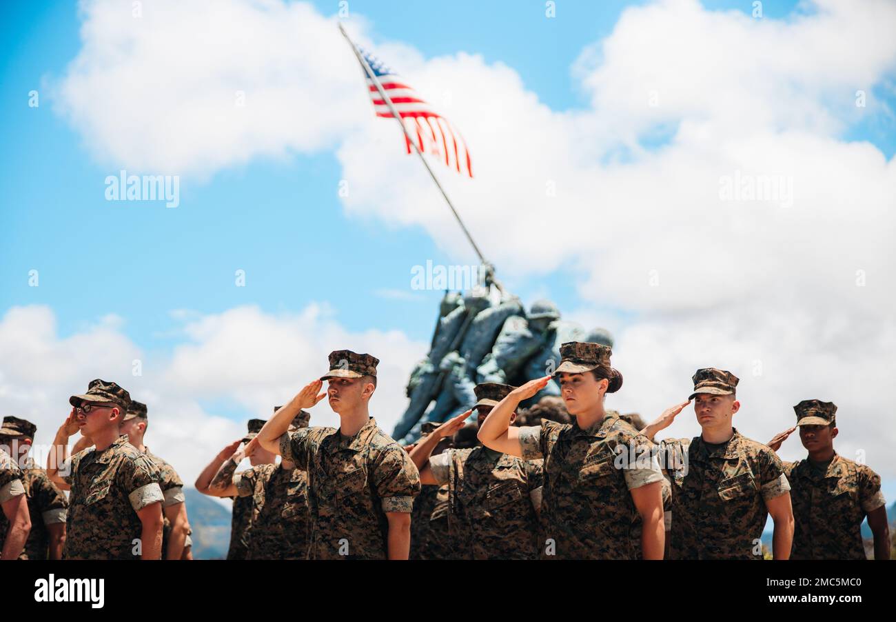 USA Marines mit Air Control Battery, 3D. Littoral-Anti-Air-Bataillon, 3D. Marine Littoral Regiment, präsentieren die Waffen während der Aktivierungszeremonie der Air Control Battery des Bataillons auf der Marine Corps Basis Hawaii, 24. Juni 2022. Air Control Battery ist die zweite von vier Batterien, die unter dem 3D Littoral Anti-Air-Bataillon aktiviert werden. Stockfoto