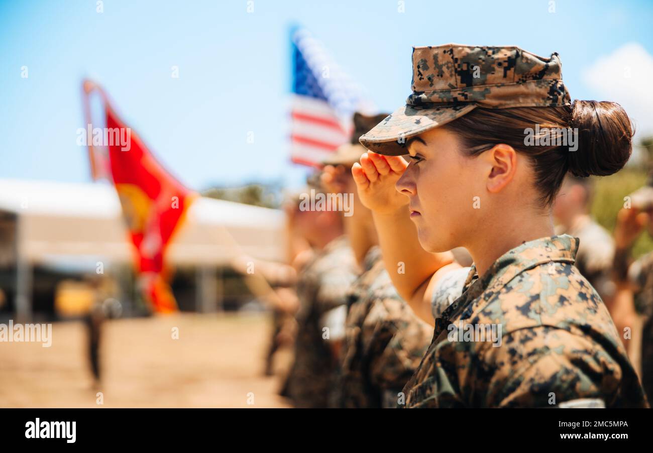 USA Makayla Longbrake, ein taktischer Luftverteidiger mit Air Control Battery, 3D Littoral Anti-Air-Bataillon, 3D Marine Littoral Regiment, präsentiert die Waffen während der Aktivierungszeremonie der Air Control Battery auf der Marine Corps Basis Hawaii, 24. Juni 2022. Air Control Battery ist die zweite von vier Batterien, die unter dem 3D Littoral Anti-Air-Bataillon aktiviert werden. Stockfoto
