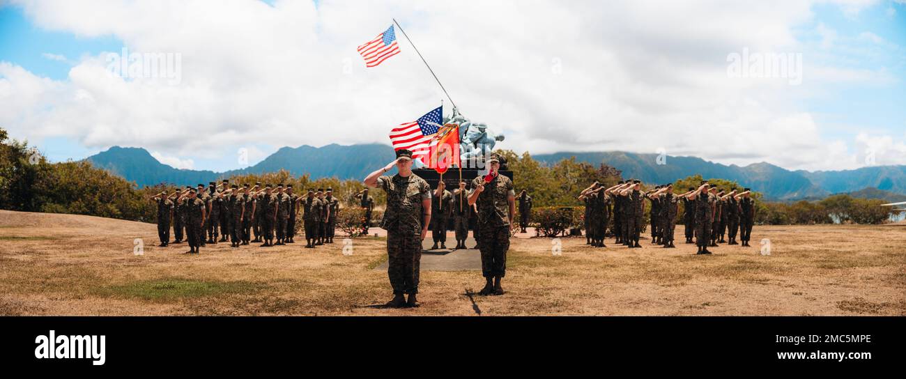 USA Marines mit Air Control Battery, 3D. Littoral-Anti-Air-Bataillon, 3D. Marine Littoral Regiment, präsentiert die Waffen während der Aktivierungszeremonie der Air Control Battery auf der Marine Corps Basis Hawaii, 24. Juni 2022. Air Control Battery ist die zweite von vier Batterien, die unter dem 3D Littoral Anti-Air-Bataillon aktiviert werden. Stockfoto