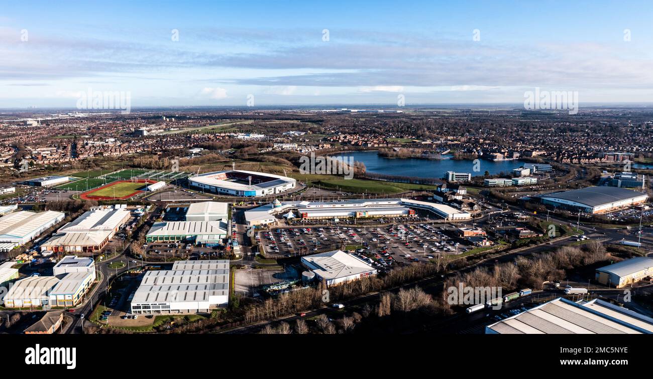 DONCASTER, GROSSBRITANNIEN - 20. JANUAR 2023. Blick aus der Vogelperspektive auf das Einkaufszentrum Lakeside Village und das Stadion des Doncaster Rovers Football Club Eco Power Stockfoto