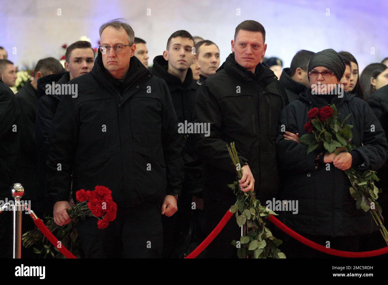 KIEW, UKRAINE - 21. JANUAR 2023 - Beraterin des ukrainischen Innenministers Anton Heraschtschenko (L) nimmt an der Lay-in-State-Zeremonie des Führers Teil Stockfoto