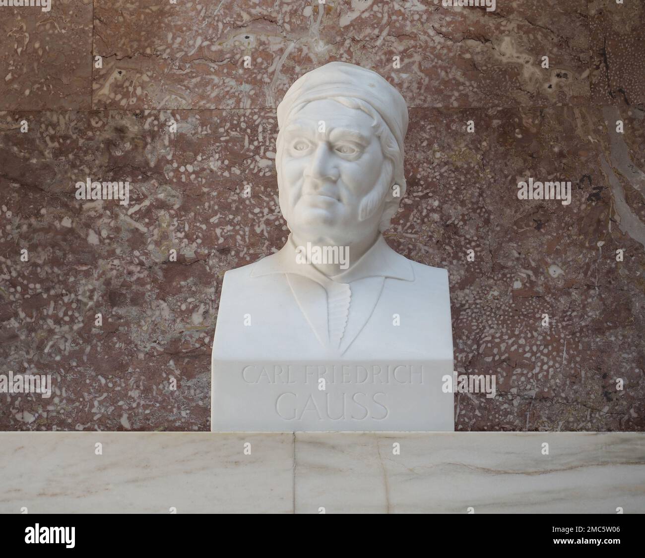 DONAUSTAUF, DEUTSCHLAND - CIRCA JUNI 2022: Büste des "Mathematikers, Astronomen und Physikers" Carl Friedrich Gauss am Walhalla-Tempel durch Bildhauer Arfmann C. Stockfoto