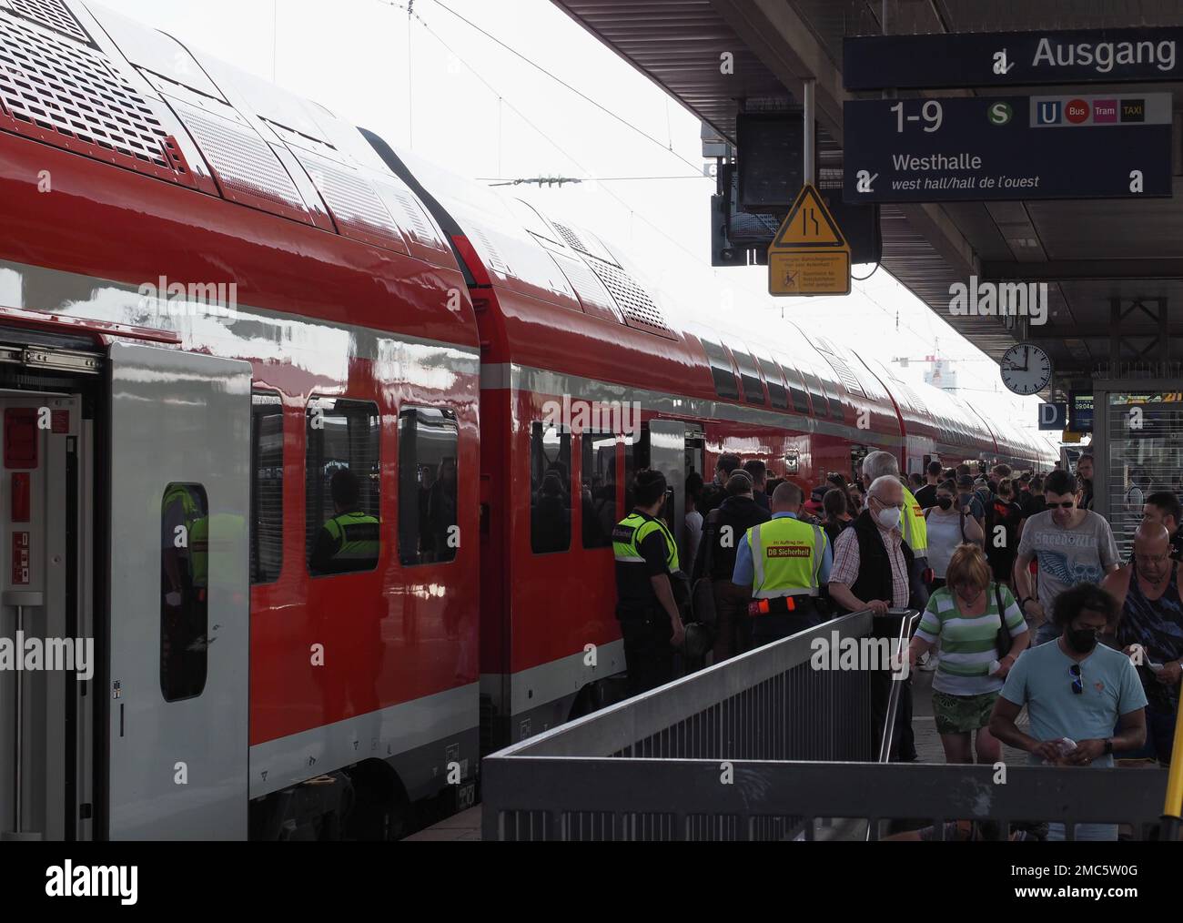 NÜRNBERG, DEUTSCHLAND - CA. JUNI 2022: Menschen steigen am Hauptbahnhof Nürnberg in den Regionalzug ein Stockfoto