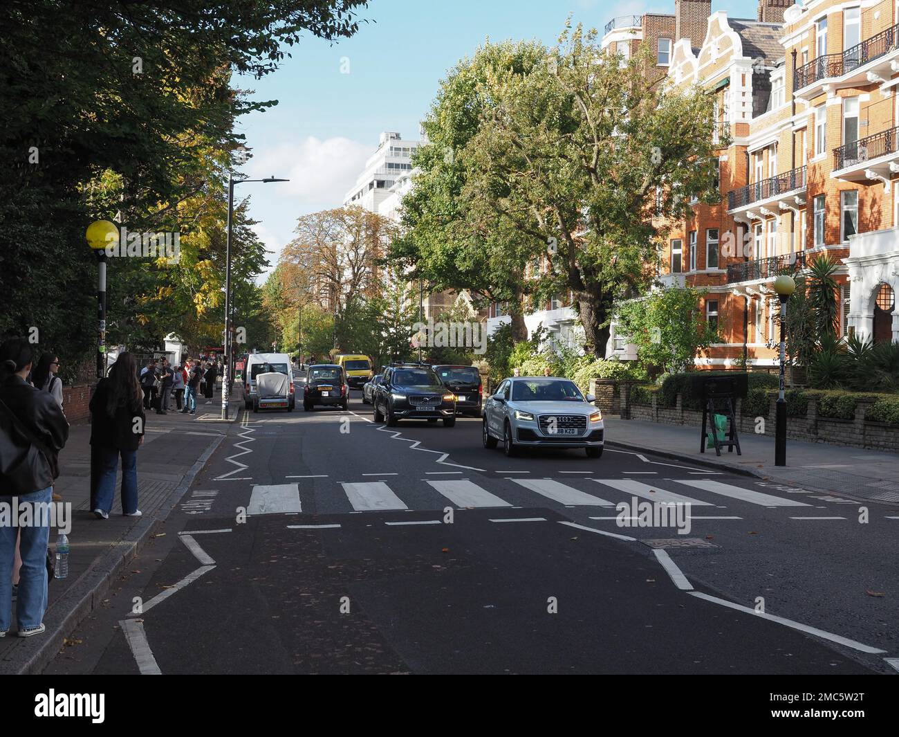 LONDON, Vereinigtes Königreich - CIRCA OKTOBER 2022: Abbey Road Zebraüberquerung, berühmt durch das Titelblatt des Beatles-Albums von 1969 Stockfoto