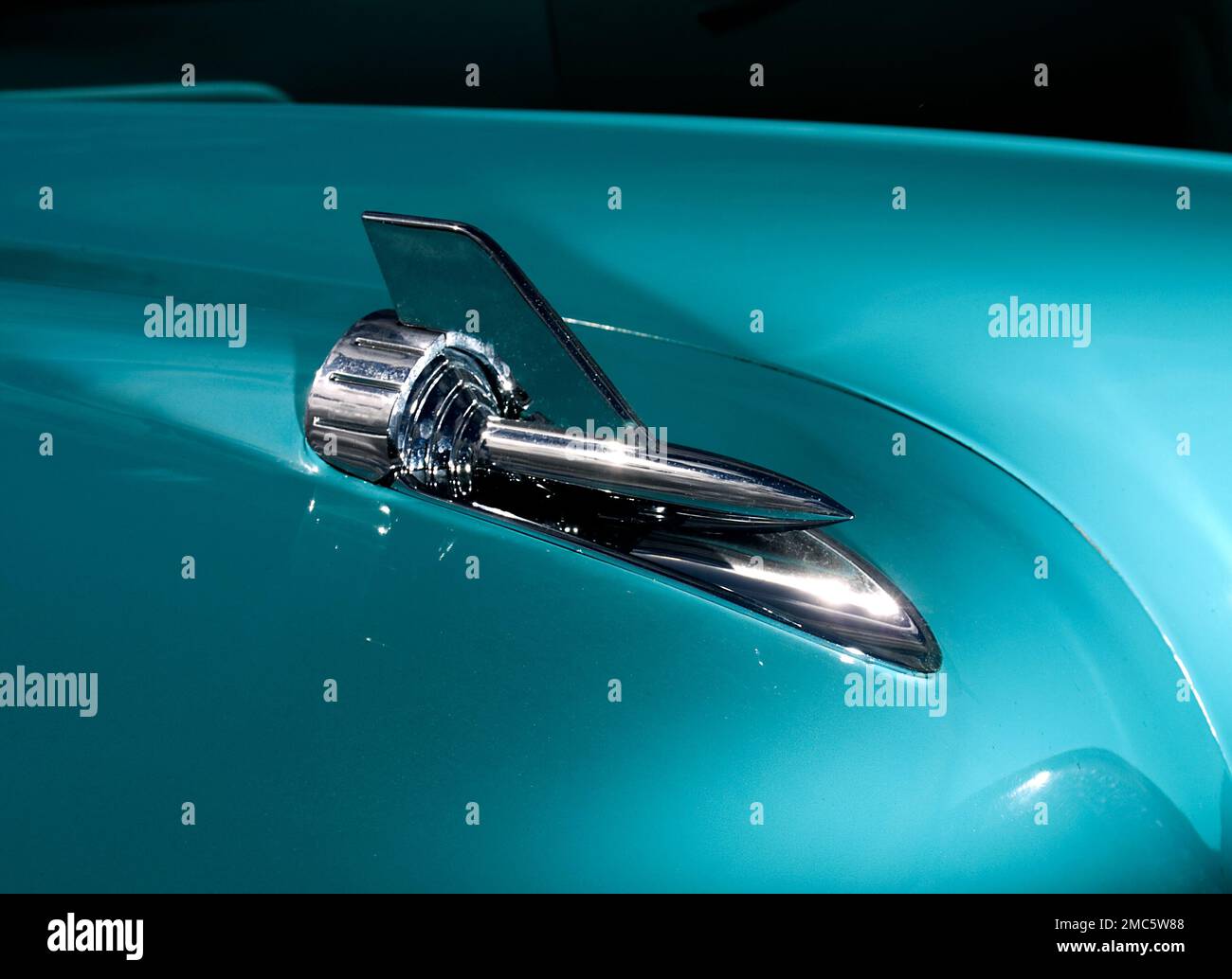 Nahaufnahme von 1957 chevrolet Haubenschmuck. Stockfoto