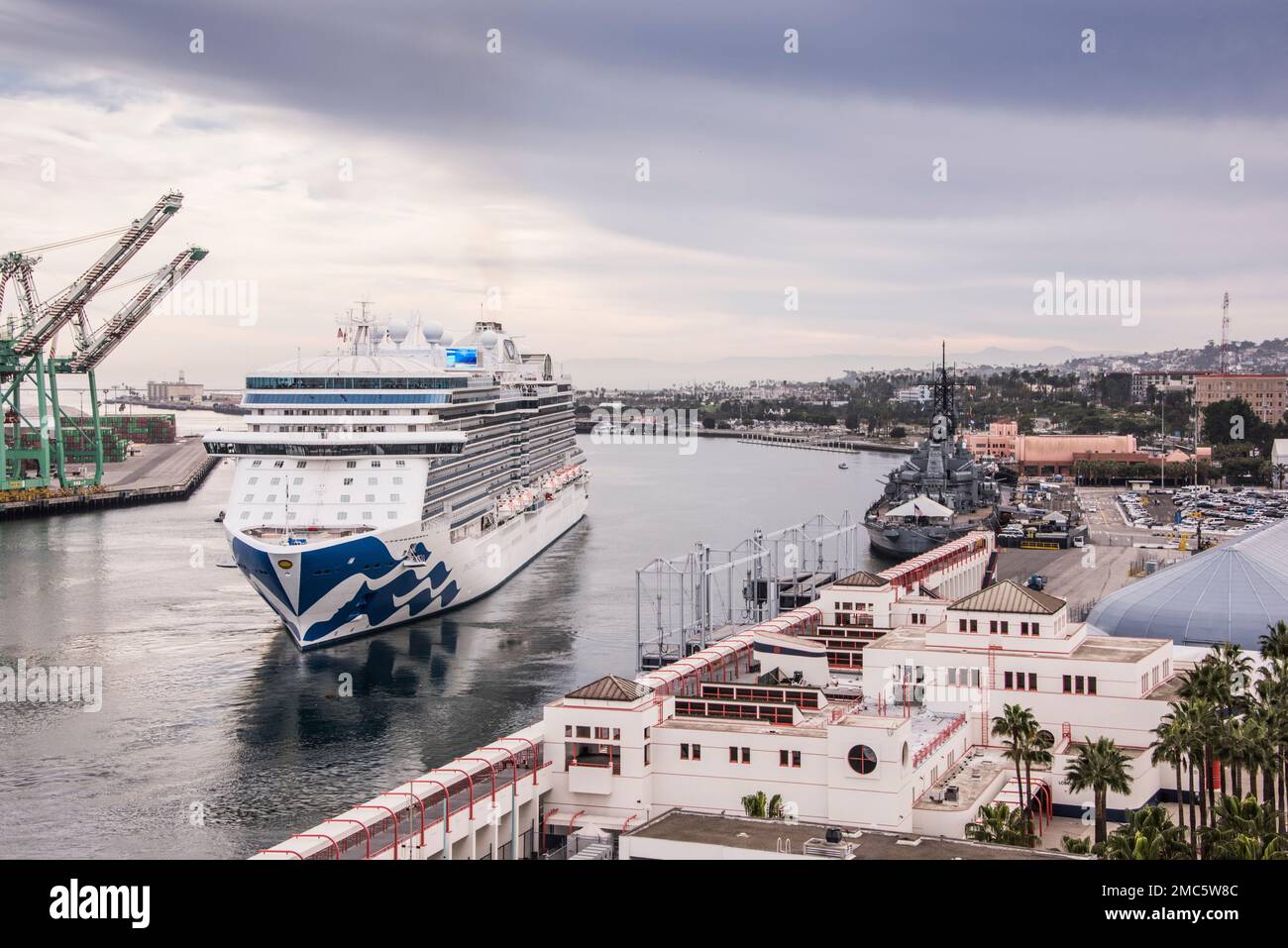 Das Kreuzfahrtschiff verlässt den geschäftigsten Containerhafen in Nordamerika, den Hafen von Los Angeles und das World Cruise Center in Los Angeles, Kalifornien, USA Stockfoto