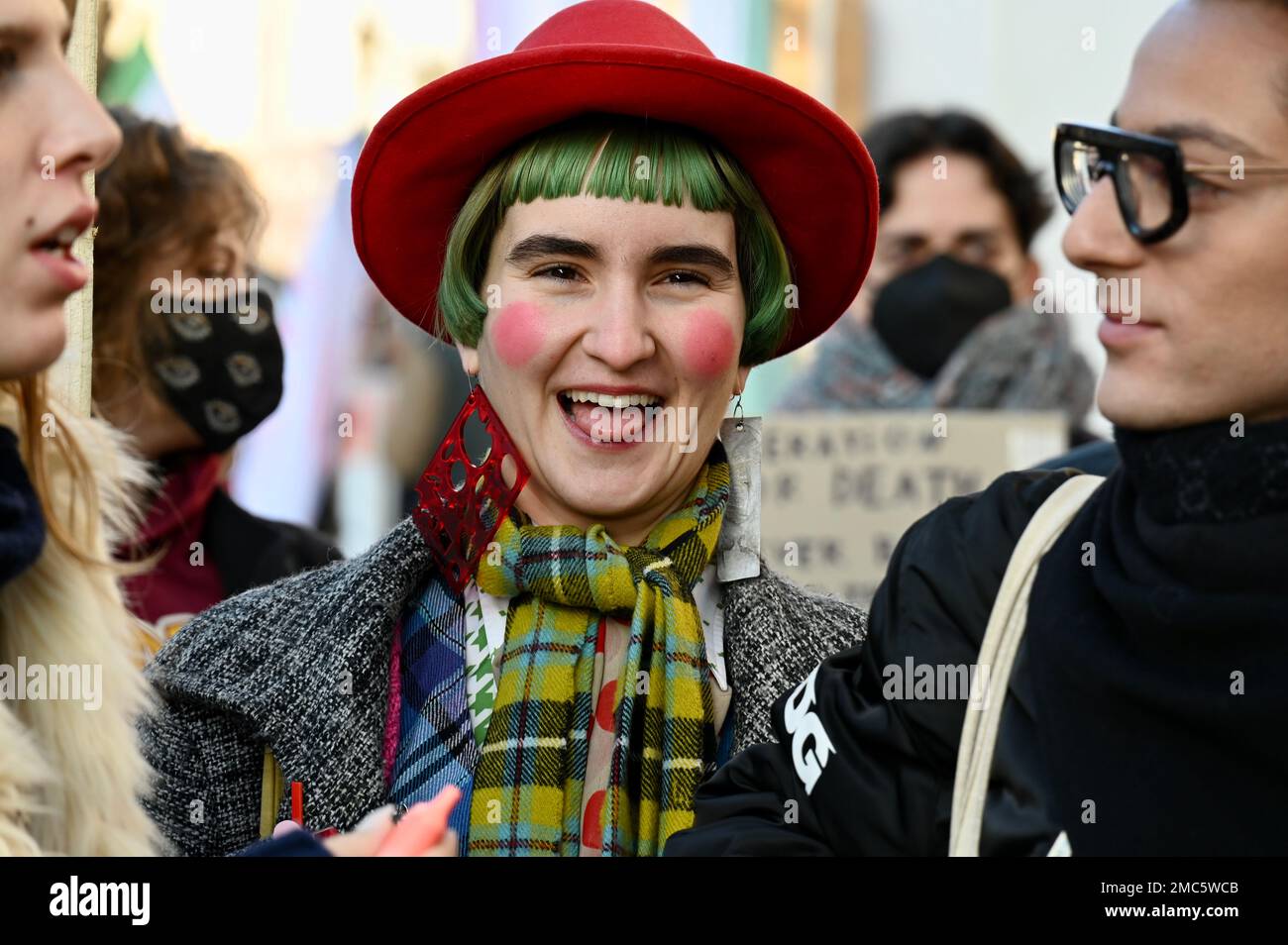 London, Großbritannien. Trans-Aktivisten protestieren gegenüber der Downing Street gegen die Blockade des schottischen Gender-Reform-Gesetzes durch Premierminister Rishi Sunak. Kredit: michael melia/Alamy Live News Stockfoto