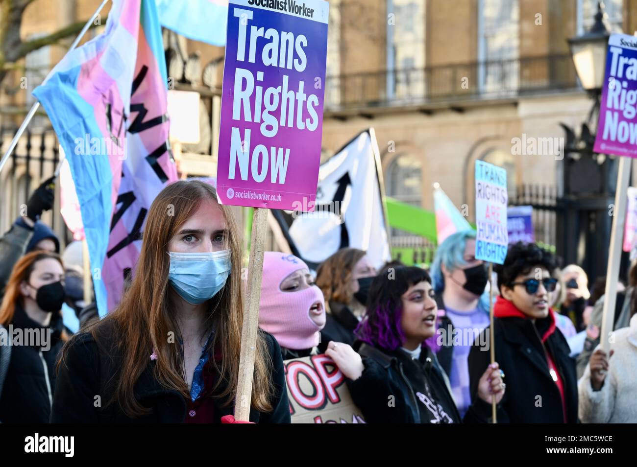 London, Großbritannien. Trans-Aktivisten protestieren gegenüber der Downing Street gegen die Blockade des schottischen Gender-Reform-Gesetzes durch Premierminister Rishi Sunak. Kredit: michael melia/Alamy Live News Stockfoto