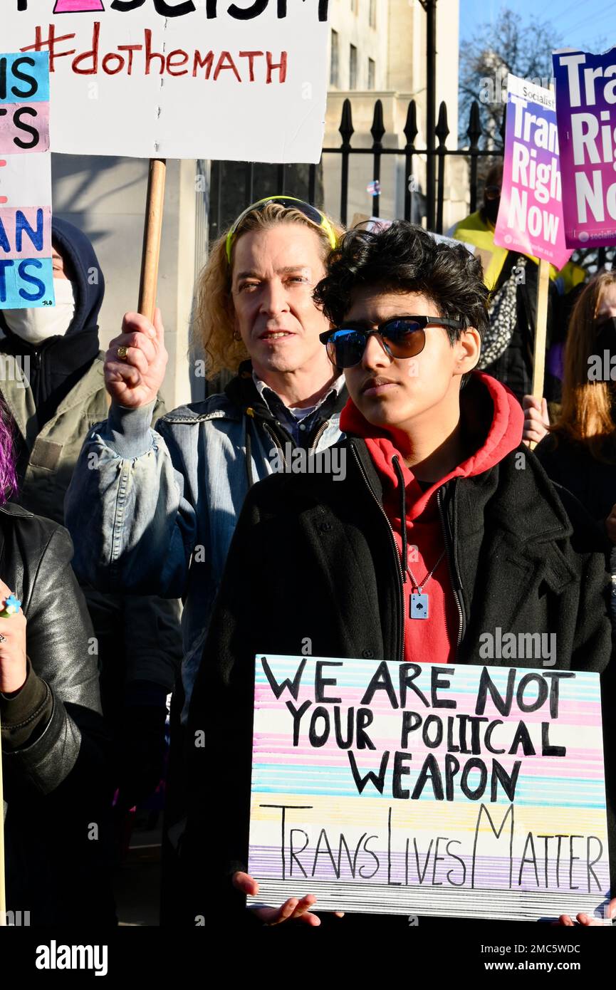 London, Großbritannien. Trans-Aktivisten protestieren gegenüber der Downing Street gegen die Blockade des schottischen Gender-Reform-Gesetzes durch Premierminister Rishi Sunak. Kredit: michael melia/Alamy Live News Stockfoto