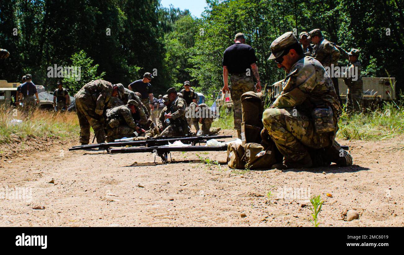 USA Armee-Kavallerie-Anwärter, die dem 3. Panzerbrigade-Kampfteam, 4. Infanteriedivision, zugeteilt wurden, warten auf die taktische Evakuierung, um eine medizinische Ausbildung im Rahmen eines Spürreits in Drawsko Pomorskie, Polen, 25. Juni 2022 zu gipfeln. Soldaten aus verschiedenen Einheiten nahmen an einem „Stirn Ride“ Teil, einem herausfordernden Event, bei dem körperliche Fitness und Teamarbeit erforderlich sind, um sich ihre Sporen zu verdienen. Stockfoto