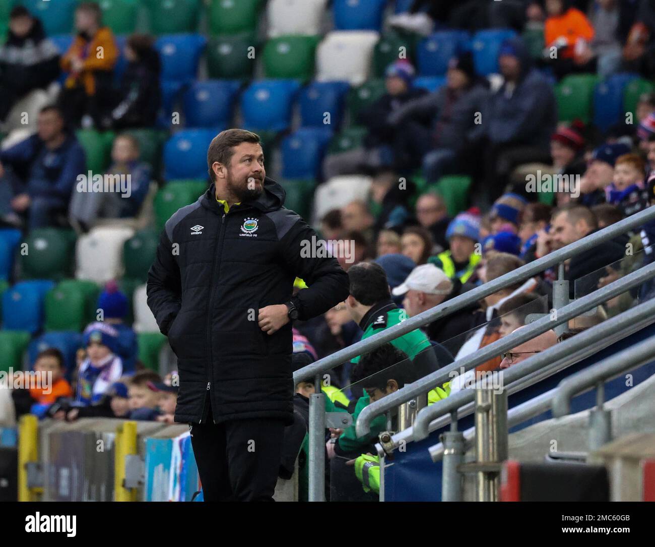 Windsor Park, Belfast, Nordirland, Großbritannien. 21. Januar 2023 Danske Bank Premiership – Linfield/Ballymena United. Action aus dem heutigen Spiel im Windsor Park (Linfield in blau). Coach George McCartney tritt als suspendierter Manager David Healy ein. Kredit: CAZIMB/Alamy Live News. Stockfoto